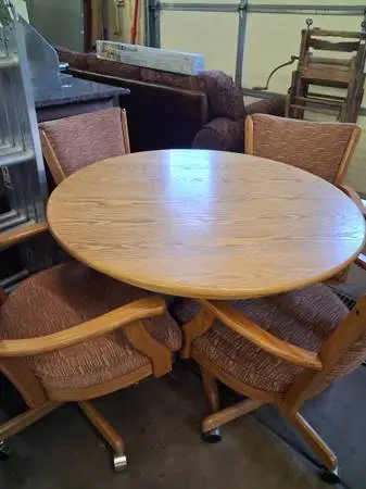 Round Oak Dining Room Table with 4 chairs