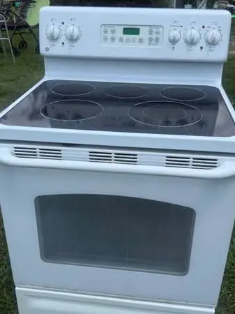 GE 30 White Electric Range / Smooth Glass Top Stove