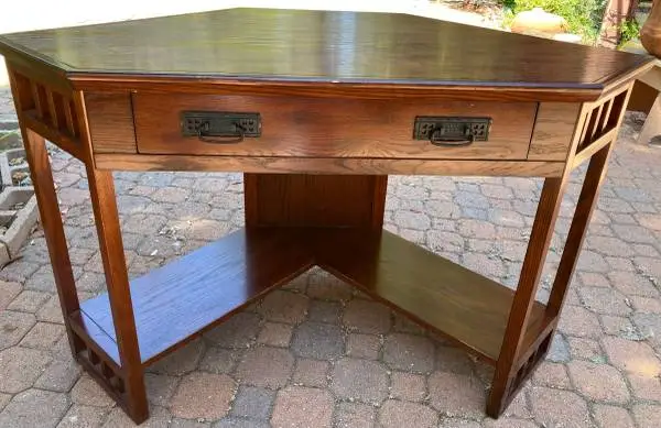 COMPUTER DESK
