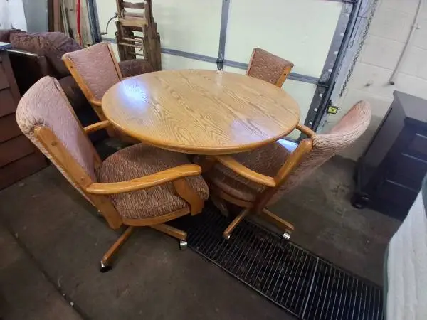 Beautiful Oak Dining Table and 4 Chairs with Casters
