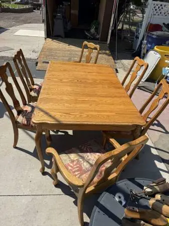 Kitchen table w/ chairs
