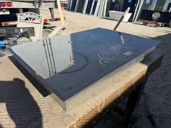 30W GE Cafe Cooktop Built In Model # CHP9530SJ1SS Used Good Condition