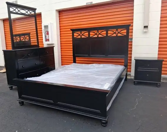 Queen sz bedroom set with boxspring