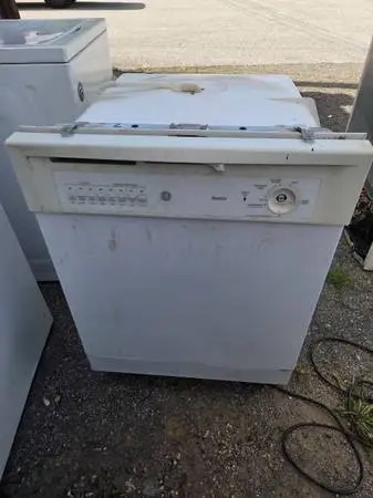 Ge dishwasher works fine in good condition needs a  knob and bottom rack and nee