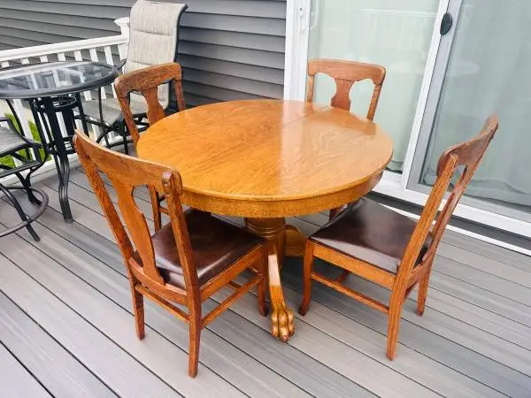 Beautiful Oak Clawfoot Kitchen table W/ leaf & 4 Chairs
