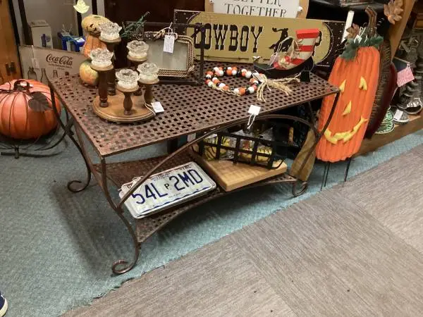 METAL COFFEE TABLE W/BOTTOM SHELF
