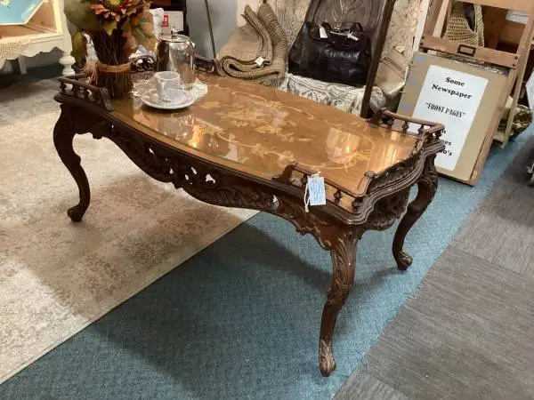 VICTORIAN CARVED COFFEE TABLE W/GLASS ON TOP