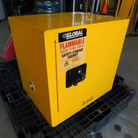 Global Industrial Flammable Liquid Storage Cabinet 6-Gallon 23x18x22H