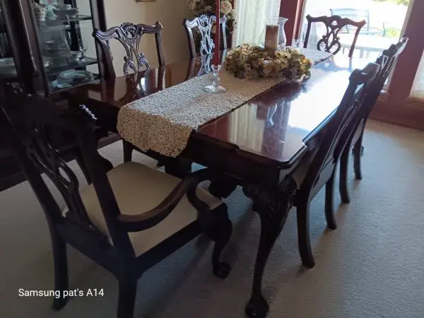 Henredon dining room table