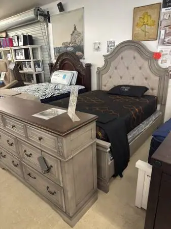 Queen lodenbay bed with dresser