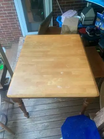 Kitchen table and 4 matching chairs