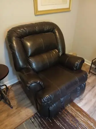Big,soft leather recliner by Fabrique Par