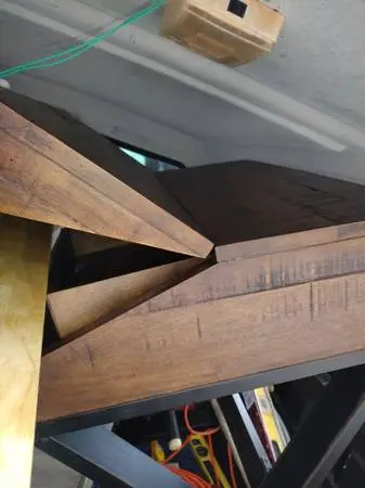 Unique Desk opens and closes