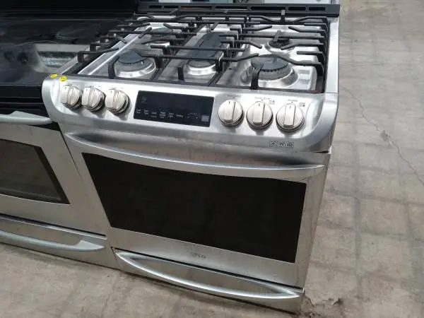 ★LG stainless steel 5-burner dual-fuel slide-in range (dent on side)