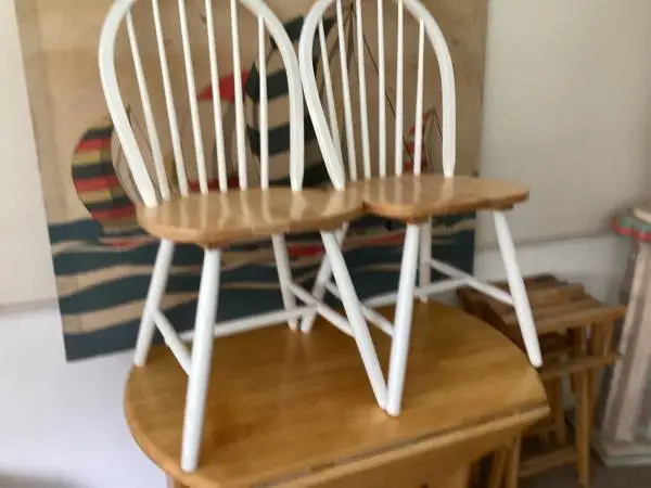 Round folding Amish table with 2 chairs