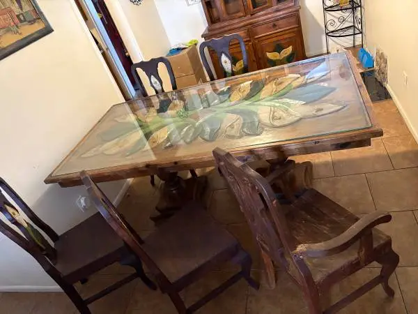 China cabinet/Table with chairs