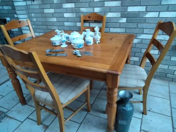 Nice dining set and wares complete!
