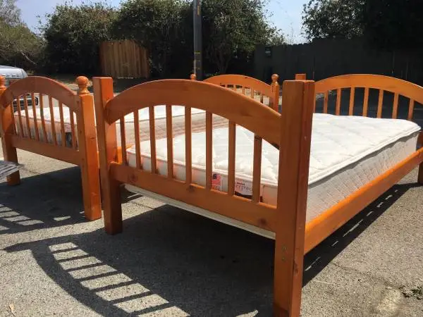 •••••(2) Twin Beds With Mattresses ••••