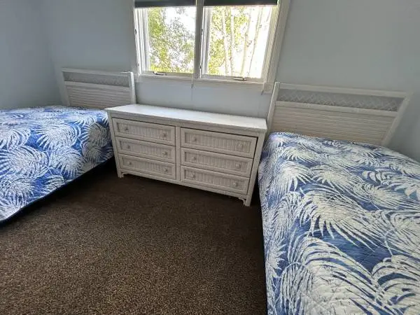 White Wicker twin bedroom set w/desk and dresser