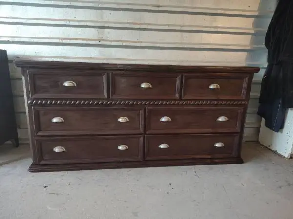 🥀 solid wood dresser with 7 drawers in good working condition 🟡