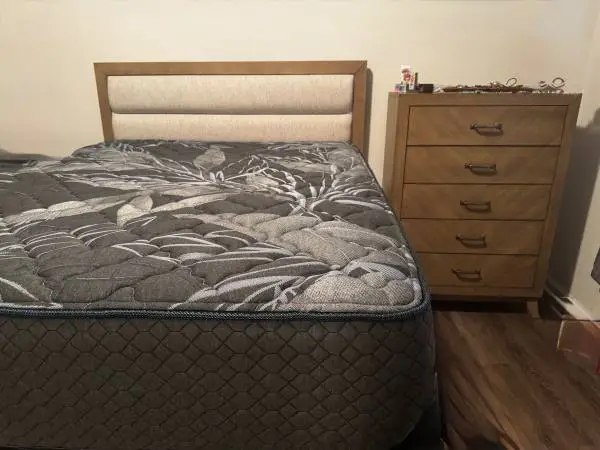 Queen bedroom set( reduced read first)