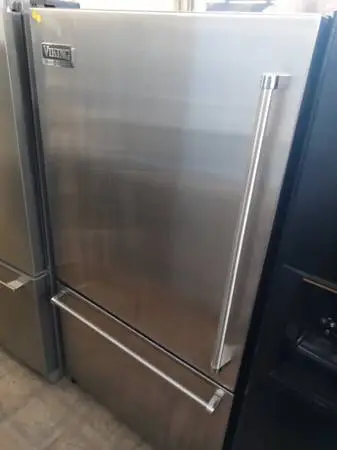 ★Viking stainless steel bottom freezer refrigerator (shelf missing)