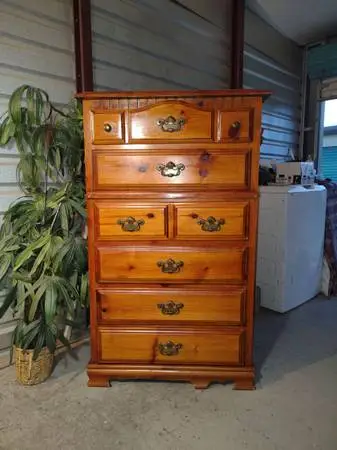 🔴 solid wood precious tall dresser with 6 drawers in good shape and condition