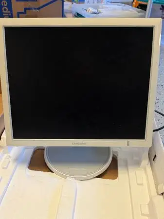 Samsung 19-inch LCD monitor (4:3)