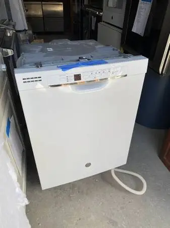 White GE Dishwasher 16 Place Setting Model #GDF530PGMOWW Used