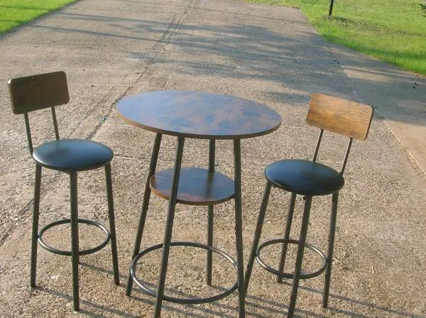 table and 2 chairs