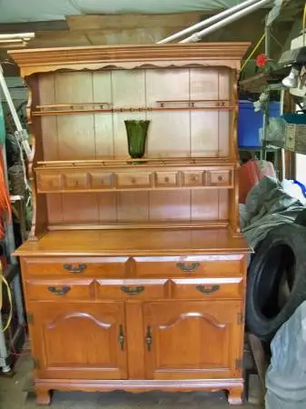 Ethan Allen hutch