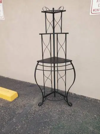 Corner plant stand