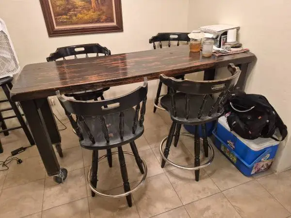 Kitchen Table with 4 High Top Chairs