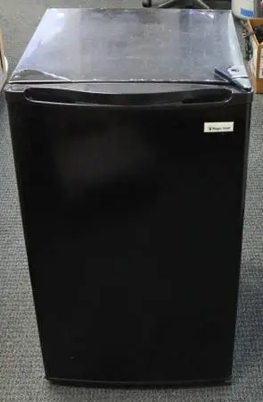 Magic Chef - Minifridge - 4.4 cu. ft - MCBR445B1