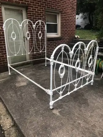 ANTIQUE IRON BED