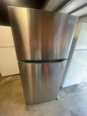 Frigidaire top freezer refrigerator