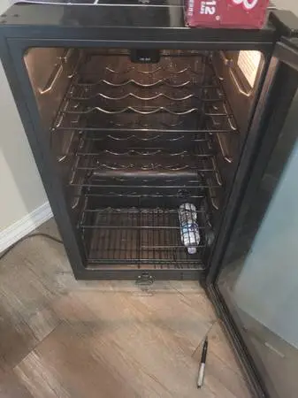 Great working wine or soda mini fridge