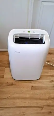 TOSHIBA 8,000BTU Portable Air Conditioner w/Attachments