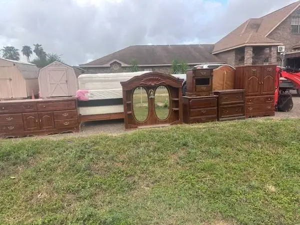 🛏️ Bedroom Set & Mattresses Priced to Sell!