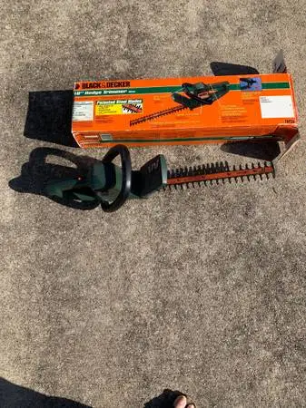 Black+Decker 16-inch corded electric hedge trimmer,