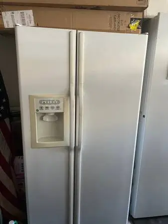 ****GE Refrigerator with icemaker and door dispenser****