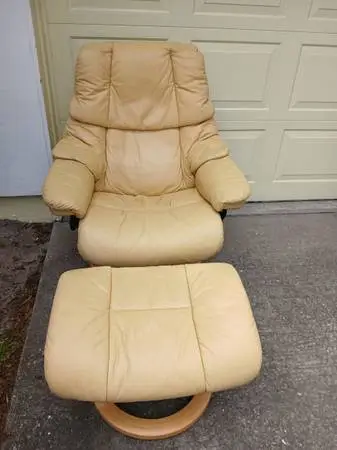 EKORNES STRESSLESS RECLINER AND OTTOMAN