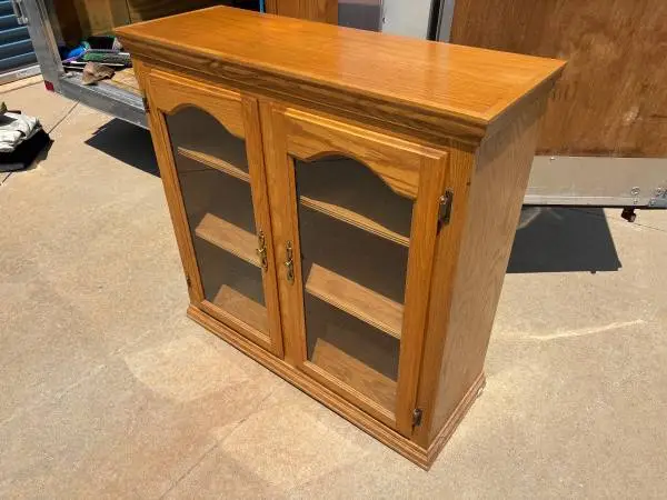 Exquisite Flawless Golden Oak Finished Solid Oak 3 Shelf Curio Cabinet