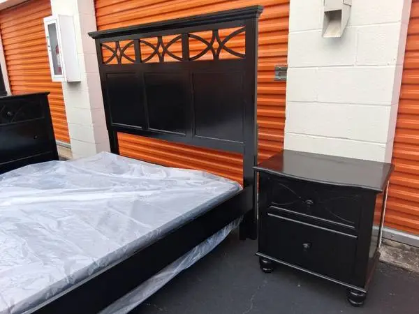Queen sz bedroom set with boxspring