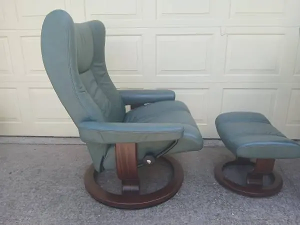 EKORNES STRESSLESS RECLINER AND OTTOMAN