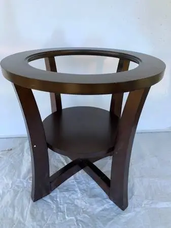 Round table with glass....T 61