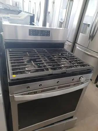 GE GAS STOVE, SS, BLACK ENDS