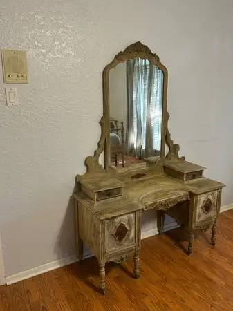 Vintage vanity w/mirror
