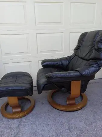 EKORNES STRESSLESS RECLINER CHAIR AND OTTOMAN