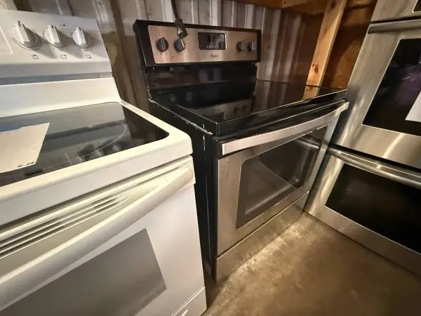 30W SS Whirlpool Stove Freestanding Model # WFE515S0ES0 Used